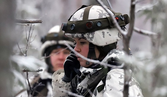 Kvinnlig soldat i skogen