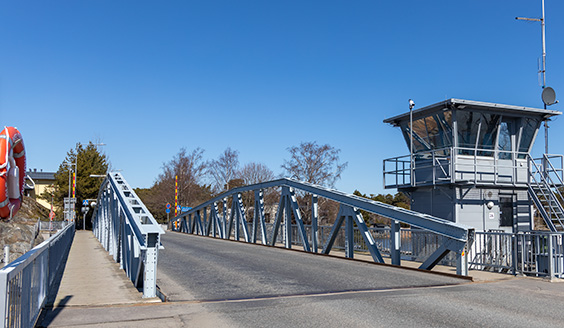 Kuva Hevossalmen sillasta aurinkoisena kesäpäivänä