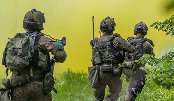 Kuvassa sotilaita keltaisen savun keskellä.