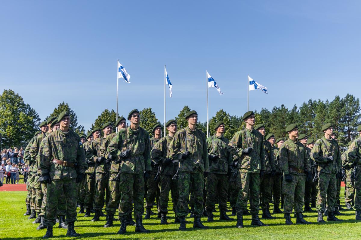 Alokkaita seisomassa valatilaisuudessa Keravalla 2024 aurinkoisessa säässä.