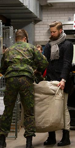 Reserviläisen varustaminen.