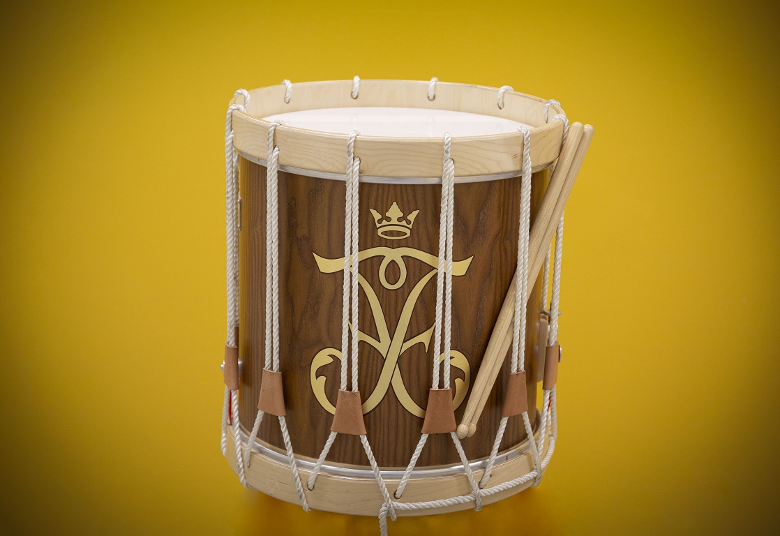 Kuvassa on rumpu, jossa on Rakuunasoittokunnan logo.