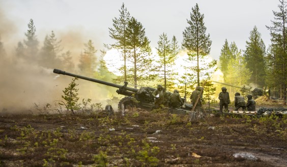 sotilaat ampuvat tykeillä metsässä