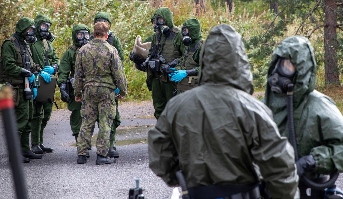 Suojelun erikoisosaston henkilöstöä harjoittelemassa CBRN-tehtäviä.