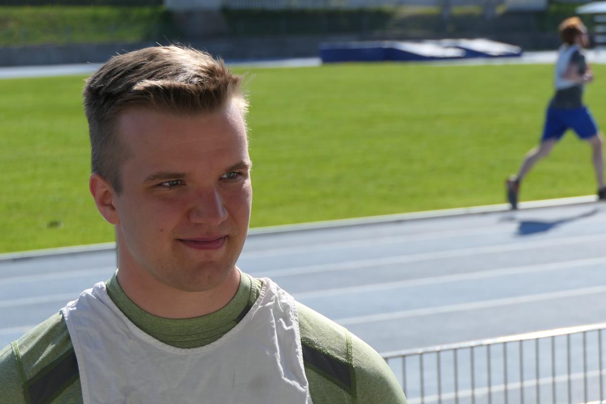 Elmo Mäkelän takana näkyy toinen hakija juoksemassa juoksuradalla.