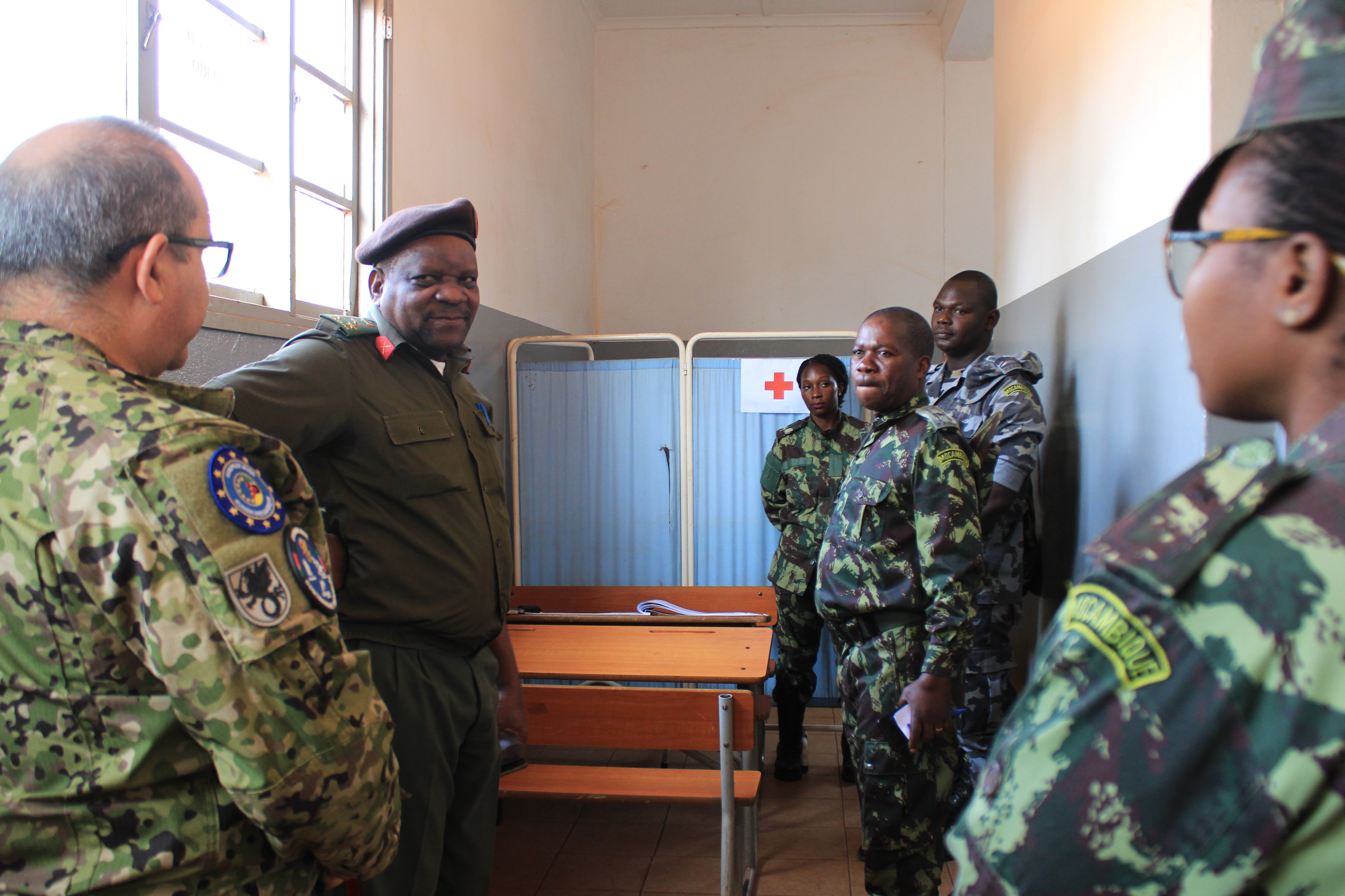 Henkilöitä EUMAM MOZ -operaatiossa.