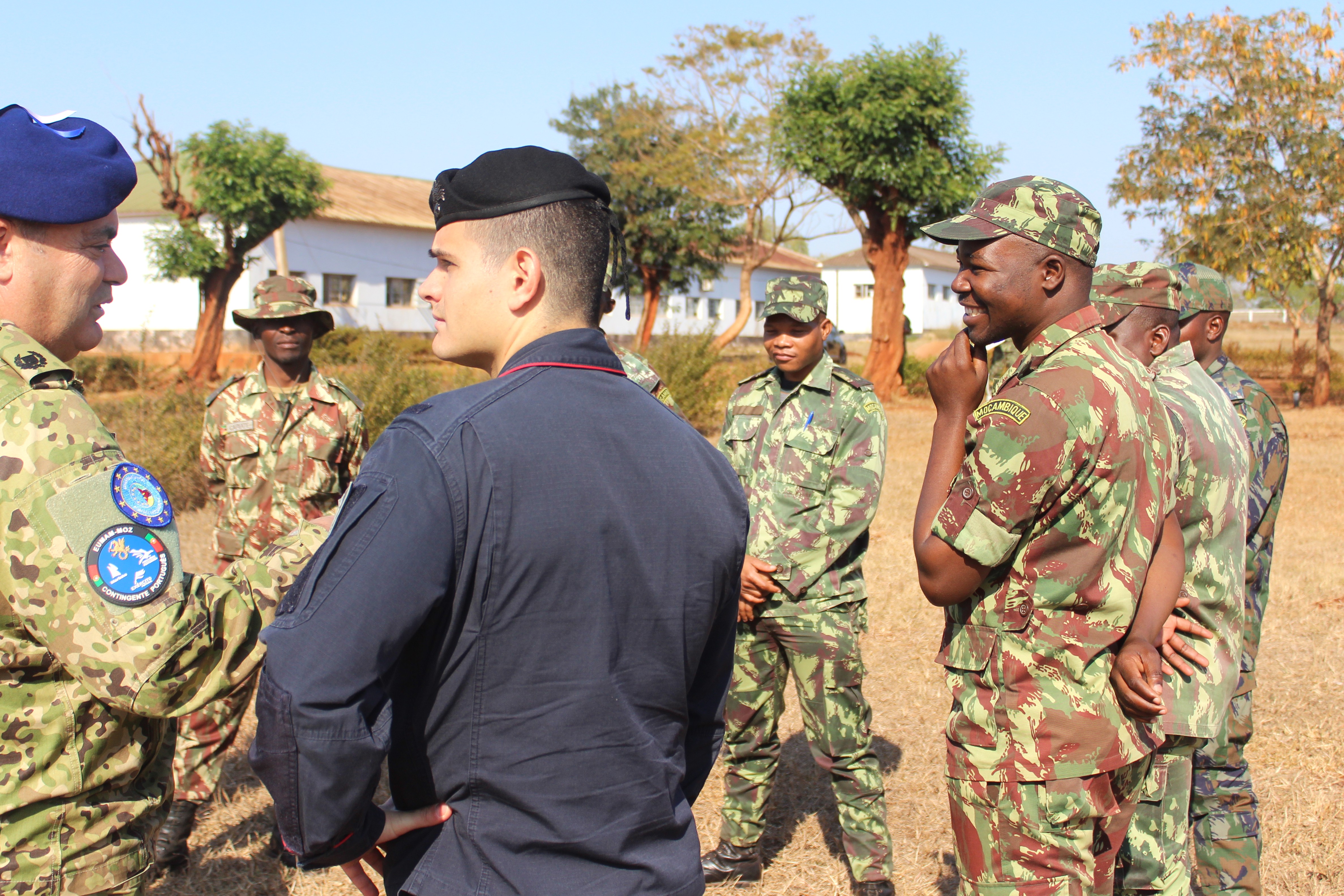 Henkilöitä EUMAM MOZ -operaatiossa.