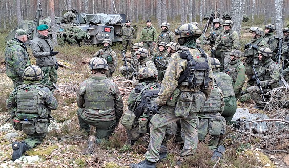 Alankomaiden ja Suomen maavoimien komentajat puhuvat metsässä taisteluvarustuksessa oleville sotilaille Arrow 25 -harjoituksessa.