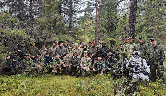 Sotilaita yhteiskuvassa metsässä.