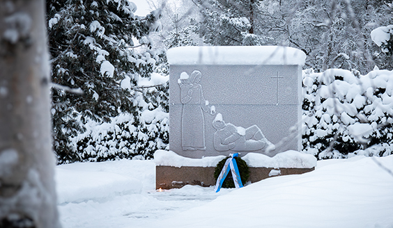 Kuvassa Sodankylän sankarihautausmaan sankarimuistomerkki talvella.
