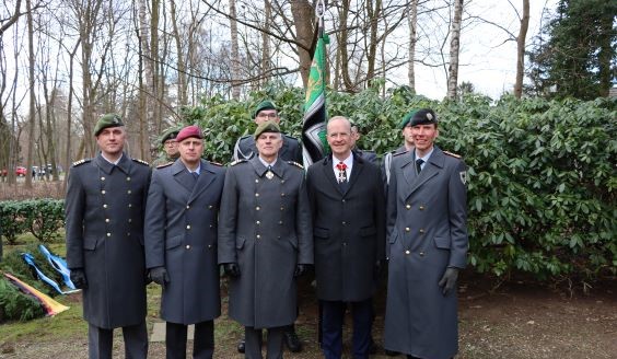 Ryhmäkuva sotilasita, kuvan oikeassa reunassa Maavoimien komentaja kenraaliluutnantti Pasi Välimäki ja Saksan Maavoimien komentajan, kenraaliluutnantti, tohtori, Christian Freudingin