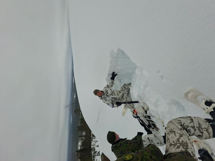 Maavoimien komentaja kenraaliluutnantti Pasi Välimäki tutustuu olosuhdekoulutukseen.