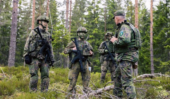 Maavoimien komentaja kenraaliluutnantti Pasi Välimäki sotilaiden kanssa