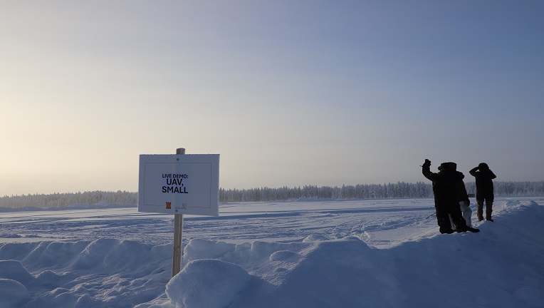 Lumisen kentän edessä on kyltti, joka osoittaa että paikalla on livedemoalue