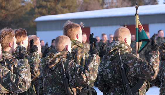 Alokkaita vannomassa sotilasvalaa.