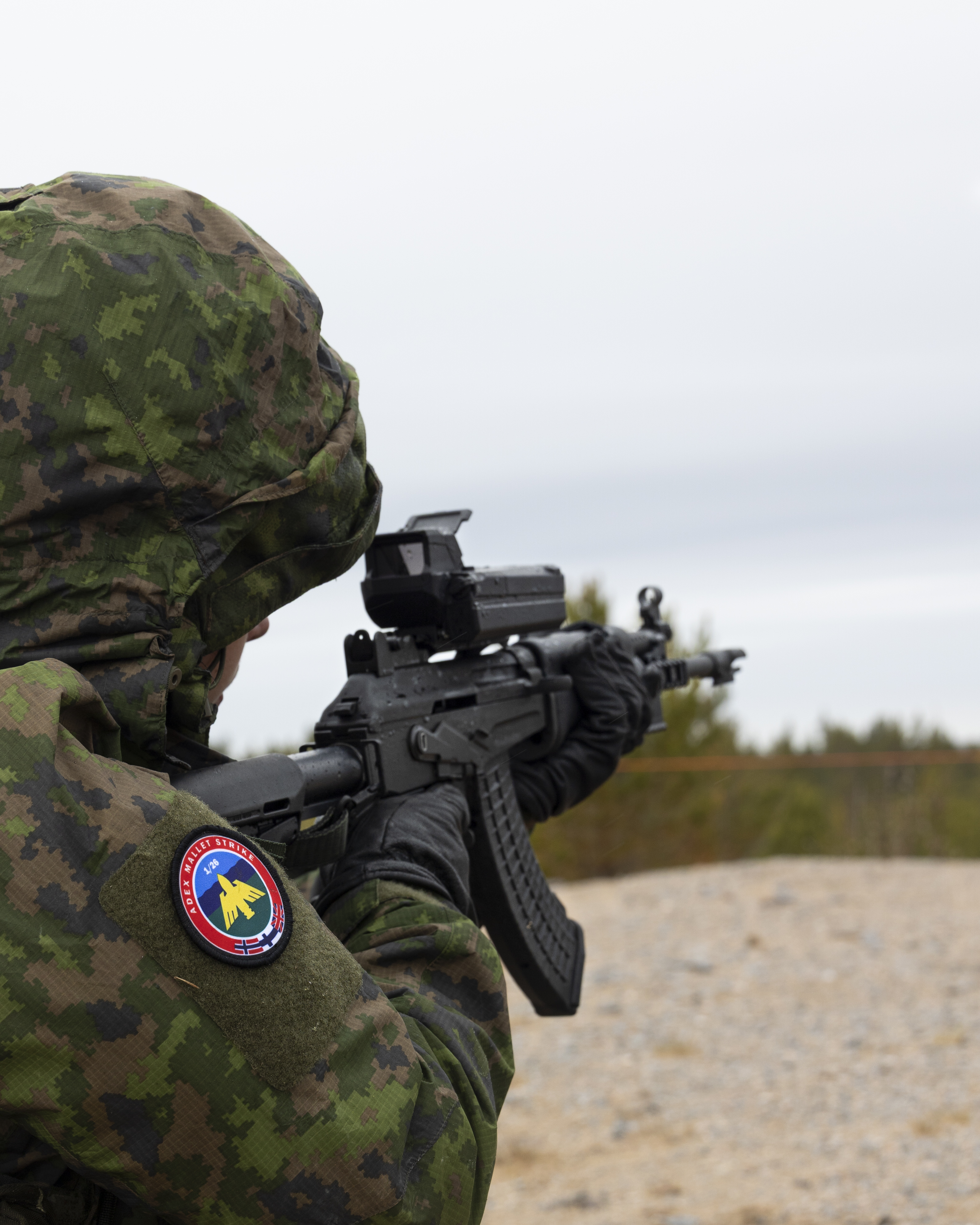 Taistelija ampumassa rynnäkkökiväärillä, johon on kiinnitetty Smart shooter 3000 -älytähtäin.