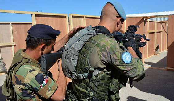 Kaksi sotilasta harjoittelee rakennetulla alueella