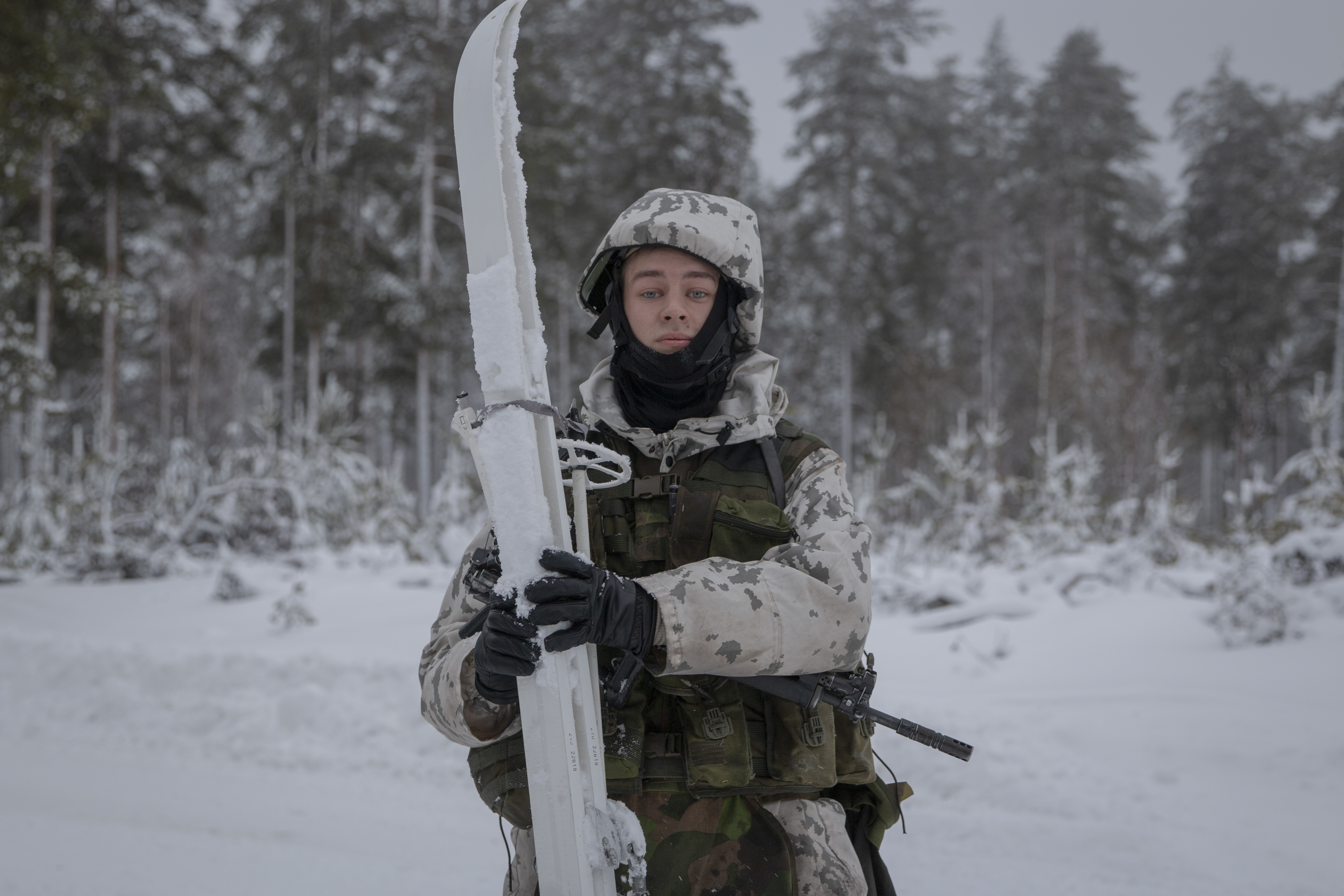 Kuvassa alokas Grönholm suksien kanssa