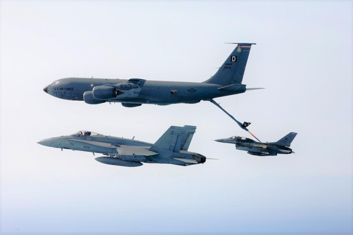 Suomalainen F/A-18 Hornet ja yhdysvaltalainen F-16 Fighting Falcon ilmatankkaamassa yhdysvaltalaisesta KC-135-tankkerista.