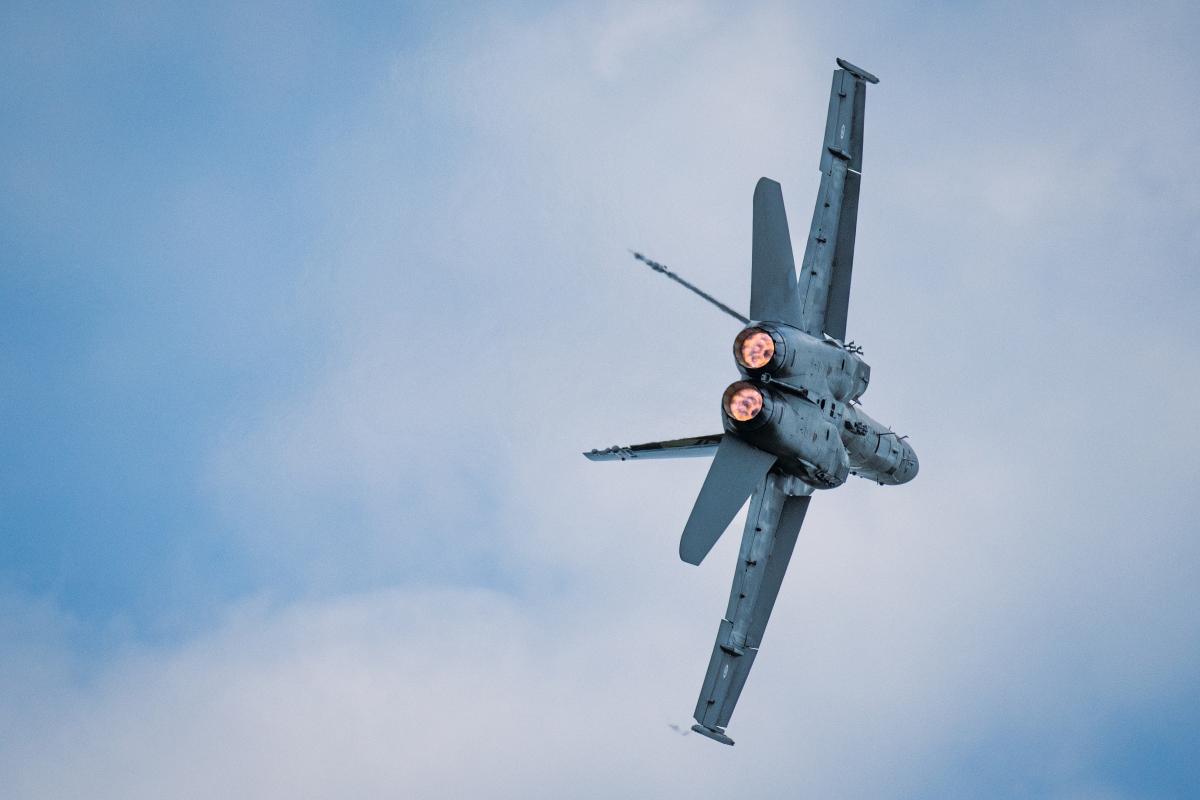 Ilmavoimien F/A-18 Hornet kesän 2023 Turku Air Show'ssa lentämässä