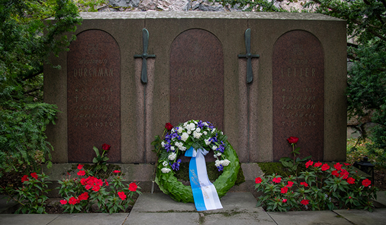 Seppele Lentäjien patsaalla.