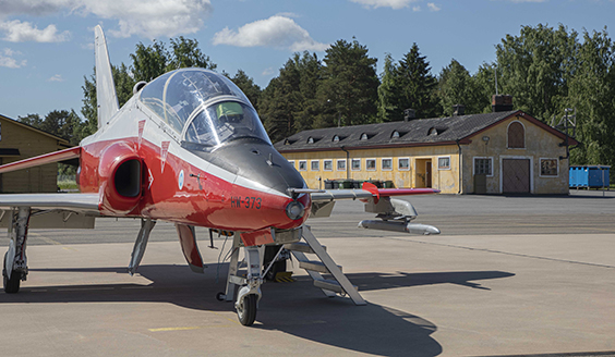 Hawk-suihkuharjoitushävittäjä Kauhavan lentopaikan asematasolla parkissa.