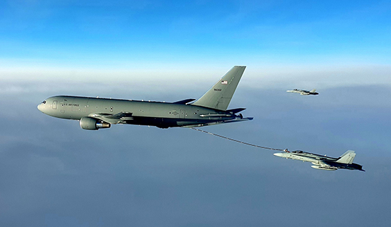 Hornet tankkaamassa KC-46A Pegasus -ilmatankkauskoneesta. Taustalla toinen Hornet.