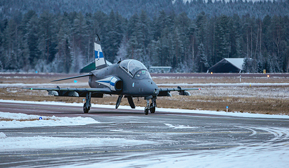 Hawk-suihkuharjoituskone rullaa kiitoradalla