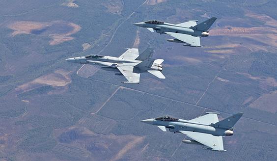 En finsk F/A-18 Hornet och två tyska Eurofighter-plan.