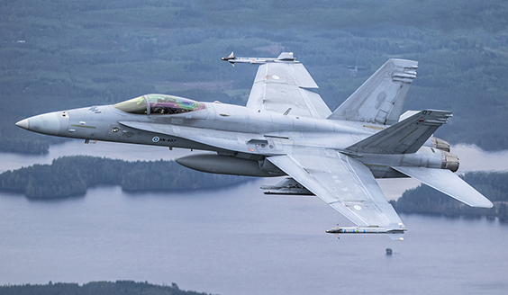 Ilmavoimien Hornet lentämässä
