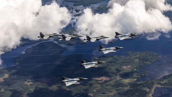 Ilmavoimien F/A-18 Hornet -hävittäjiä ja Ranskan ilmavoimien Mirage 2000-5F -hävittäjiä.