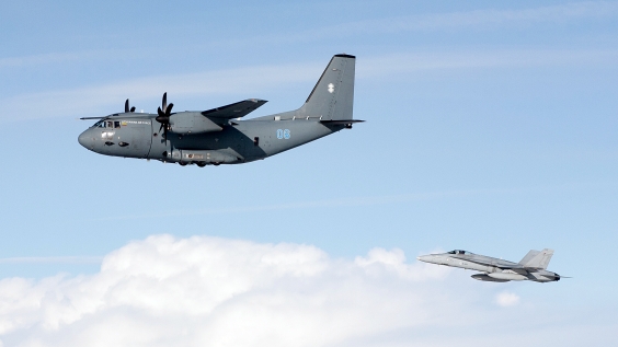 F/A-18 Hornet ja Liettuan ilmavoimien C-27J Spartan.