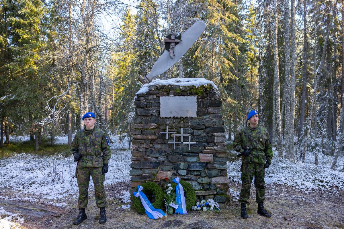 Muistomerkki ja vartiomiehet