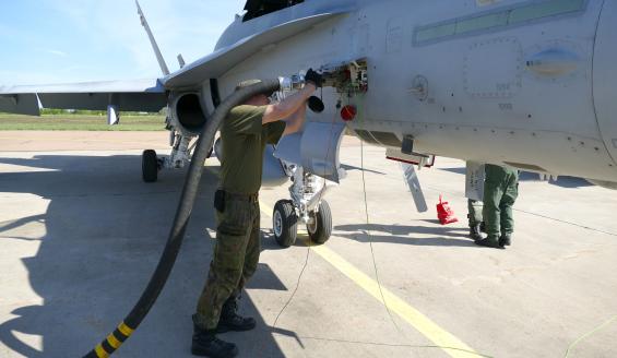 Lentokonehuoltoaliupseeri tankkaa Hornetia.