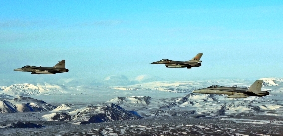 Ruotsalainen Gripen, norjalainen F-16 ja Suomalainen Hornet-hävittäjä muodostelmassa.