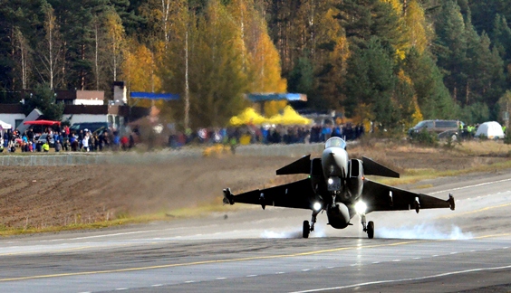 Ruotsalainen Gripen-monitoimihävittäjä laskeutuu Lusissa