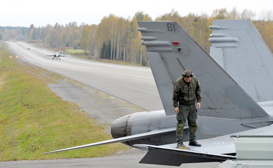 Lentokonehuoltoaliupseeri tarkastaa Hornetia