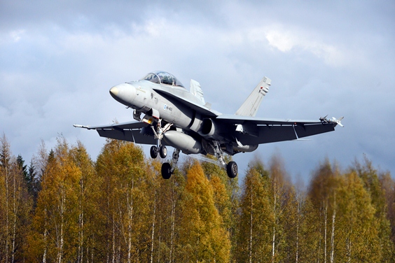 Hornet lentoonlähdössä Lusin maantietukikohdassa