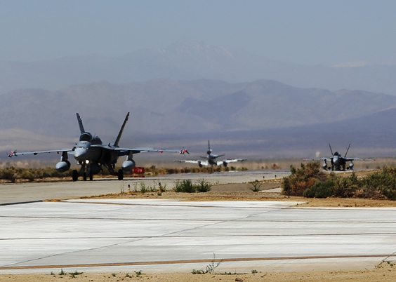 Ilmavoimien Hornetit China Laken lentotukikohdassa Yhdysvalloissa