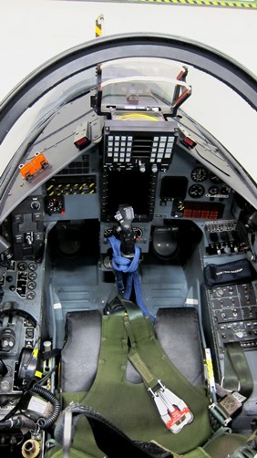 Hawk-suihkuharjoituskoneen nykyaikaistettu ohjaamo