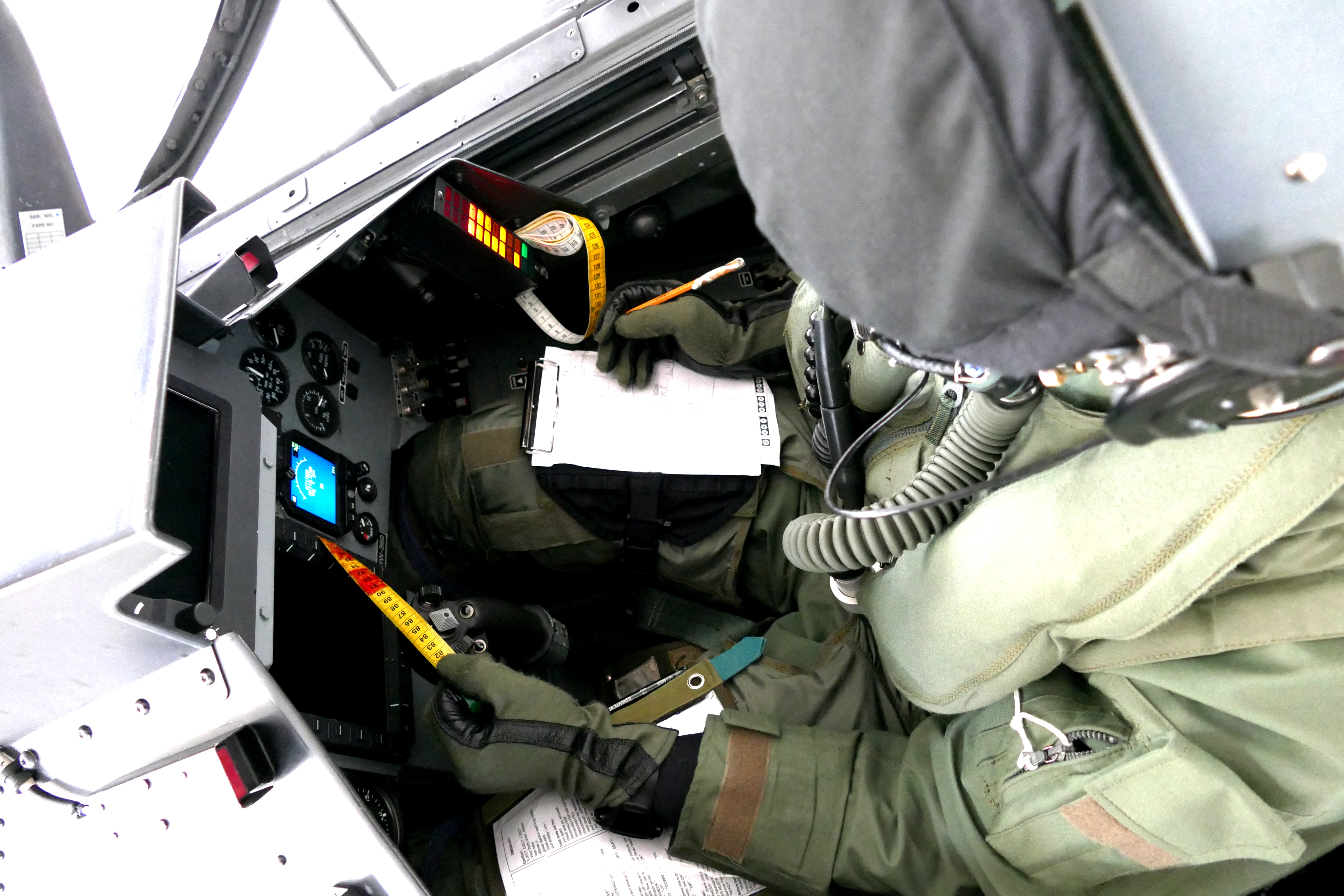 Ohjainten liikeradan mittauksia Hawk-suihkuharjoituskoneessa