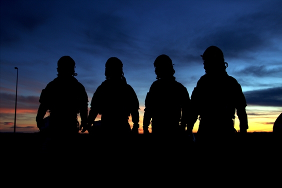 Ilmavoimien ohjaajia valmistautumassa pimeälennolle