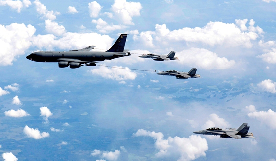 Hornet-monitoimihävittäjä tankkausharjoituksessa KC-135 -koneen kanssa