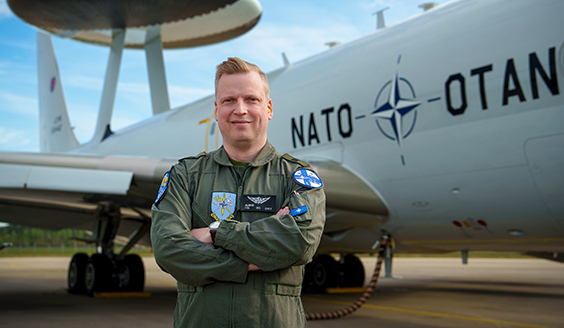 Vääpeli Aleksi Härkönen seisoo AWACS-koneen vieressä.