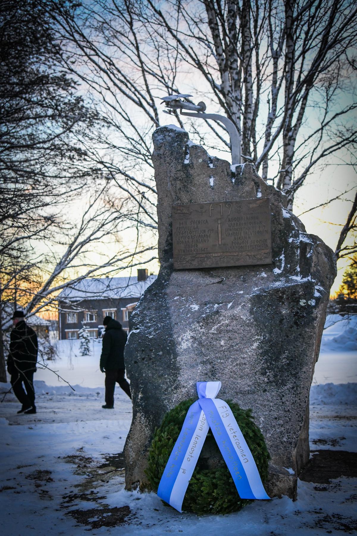 F 19 -muistomerkki Apukassa Rovaniemellä.