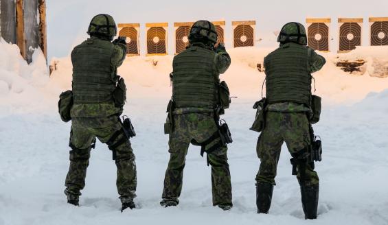 Joukot harjoittelevat pistooliammuntaa