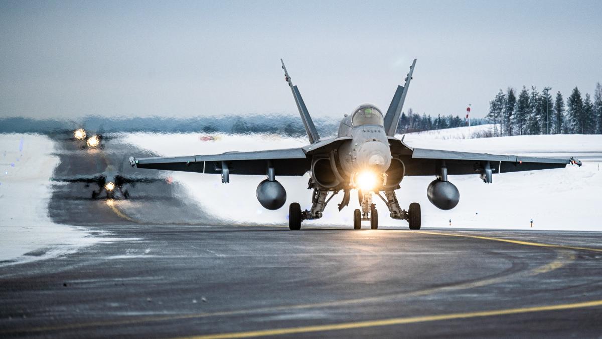 Neljä F/A-18 Hornet -hävittäjää