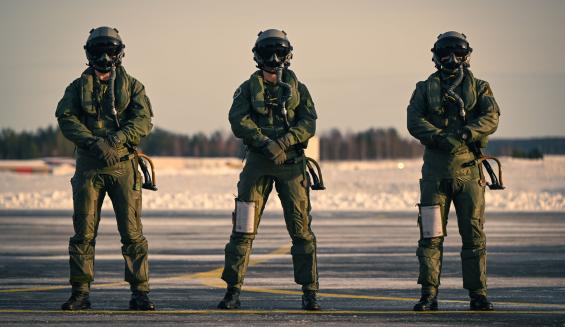 Kolme norjalaista lento-oppilasta rivissä.