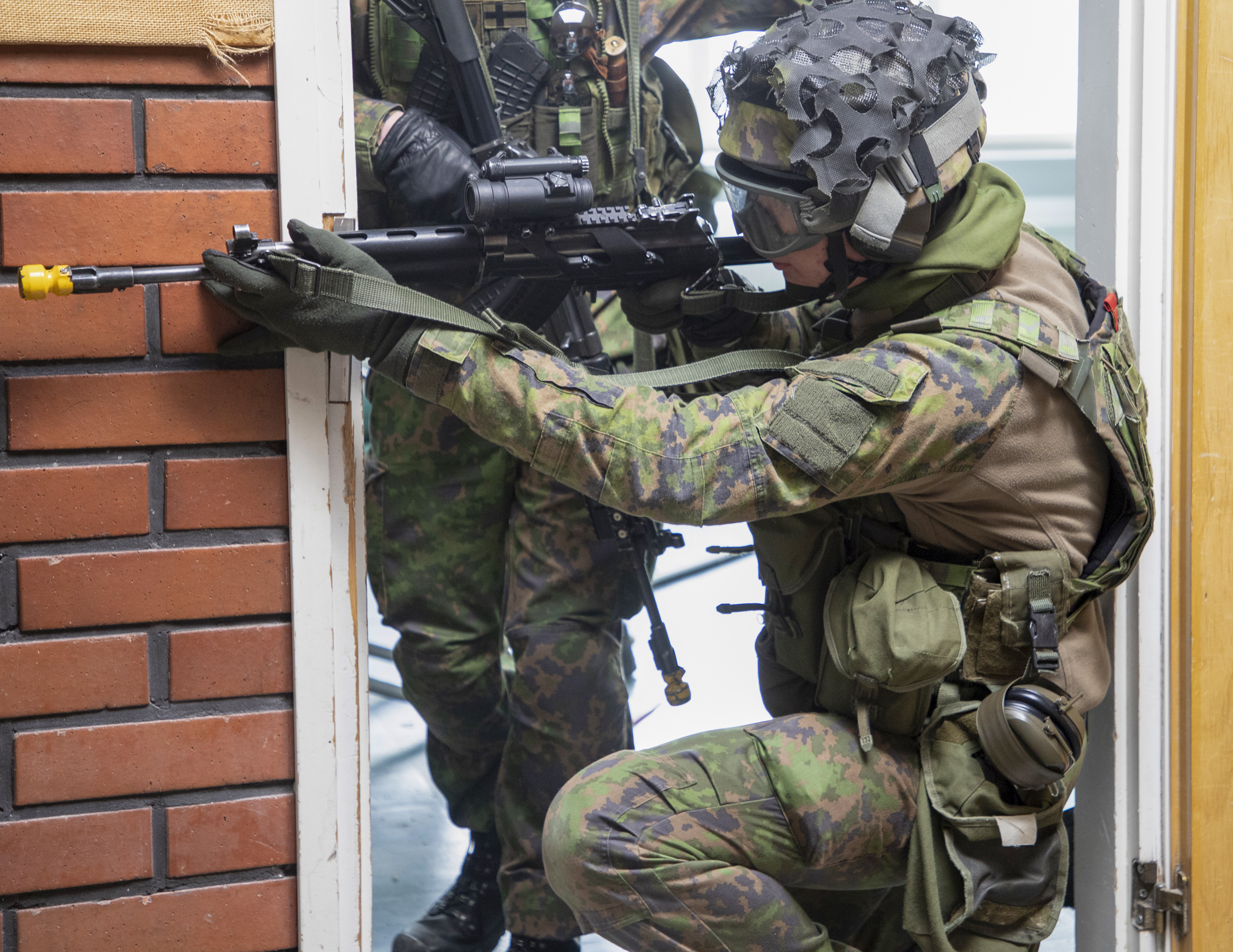 varusmiehet harjoittelevat rakennuksen sisätiloissa. Kuva: Karjalan lennosto