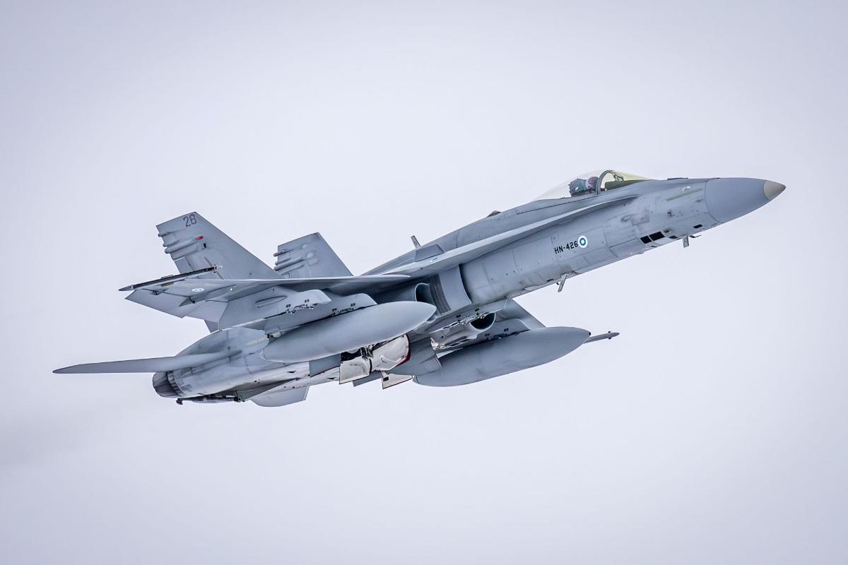 F/A-18 Hornet-monitoimihävittäjä nousemassa ilmaan.
